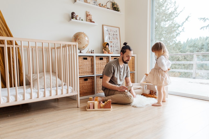 papà e bambina in cameretta