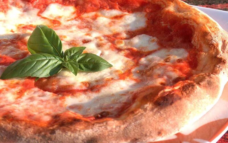 Tutti pazzi per la pizza: numeri e consumi delle pizzerie italiane