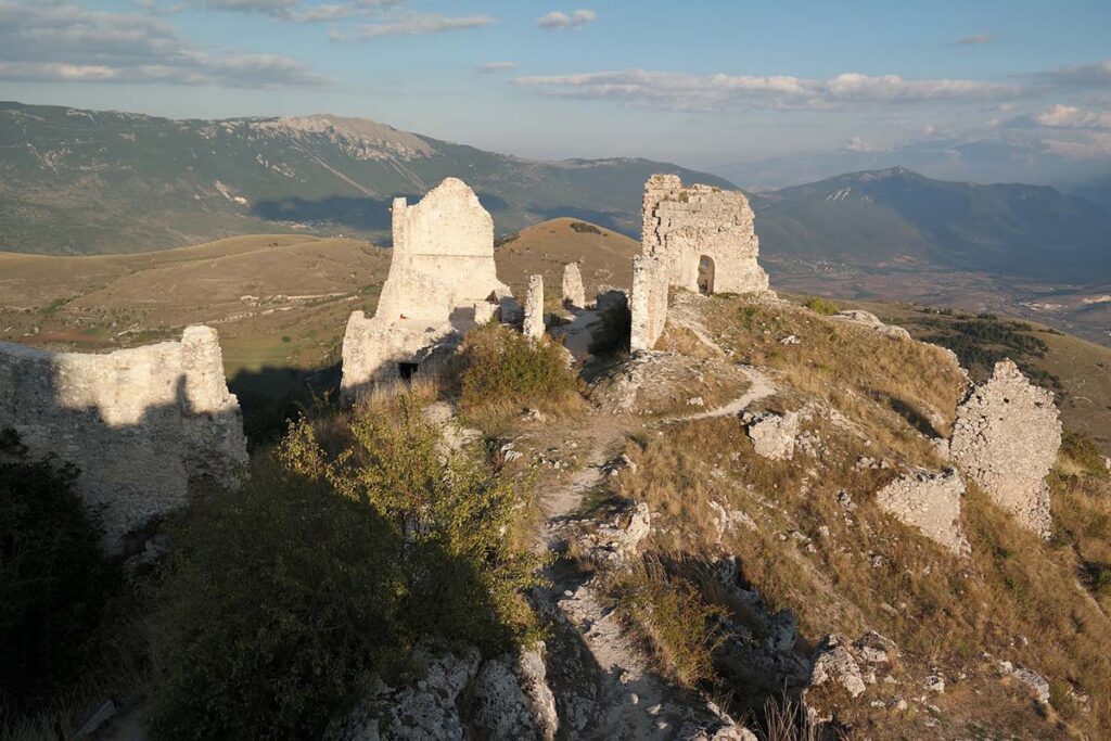 La chiesa dispersa su un’altura a Rocca Calascio