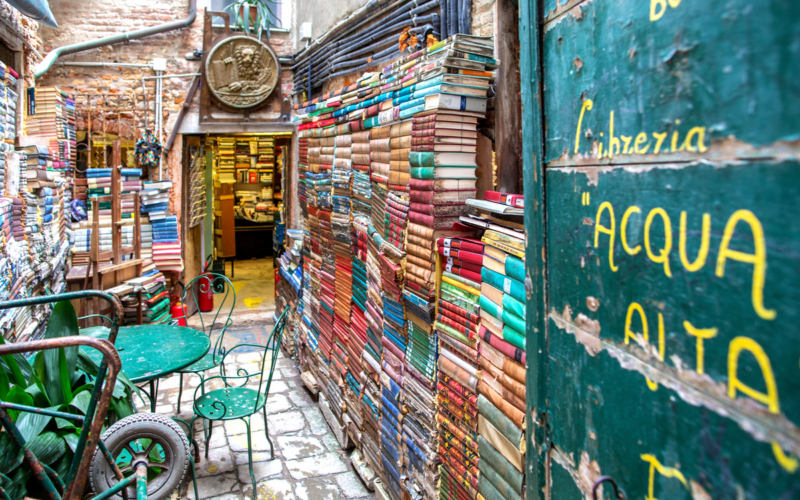 Alluvione a Venezia: sott’acqua anche la libreria Acqua Alta. Centinaia di libri persi