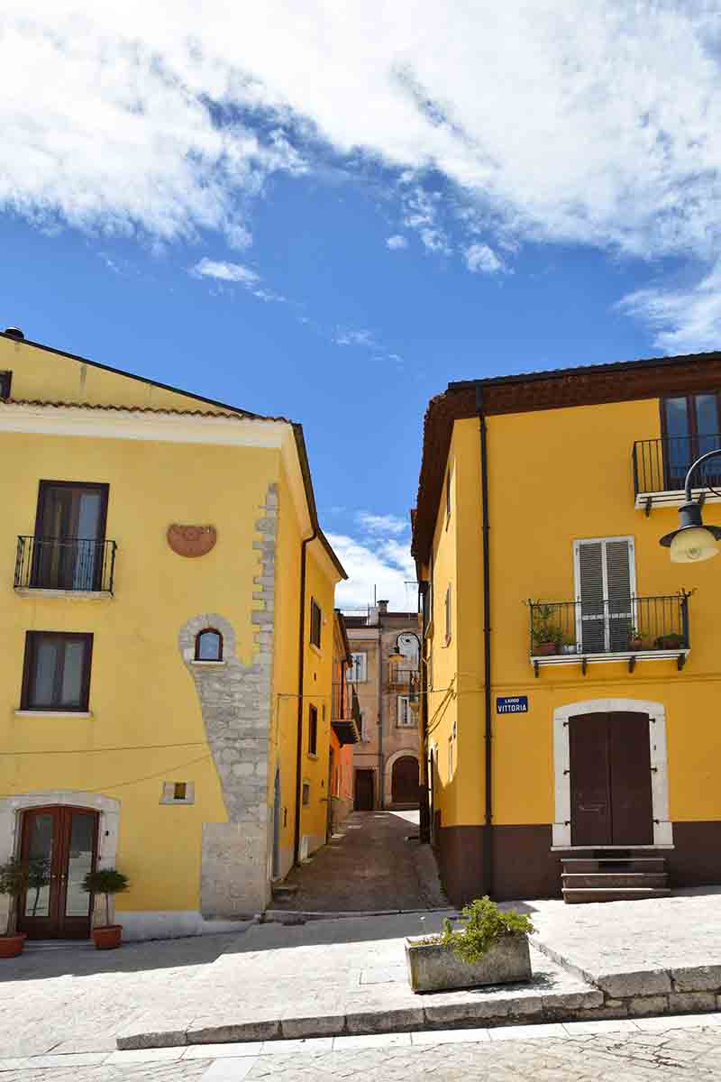 Il borgo di Frosolone: natura e storia tra le rocce della Morgia Quadra