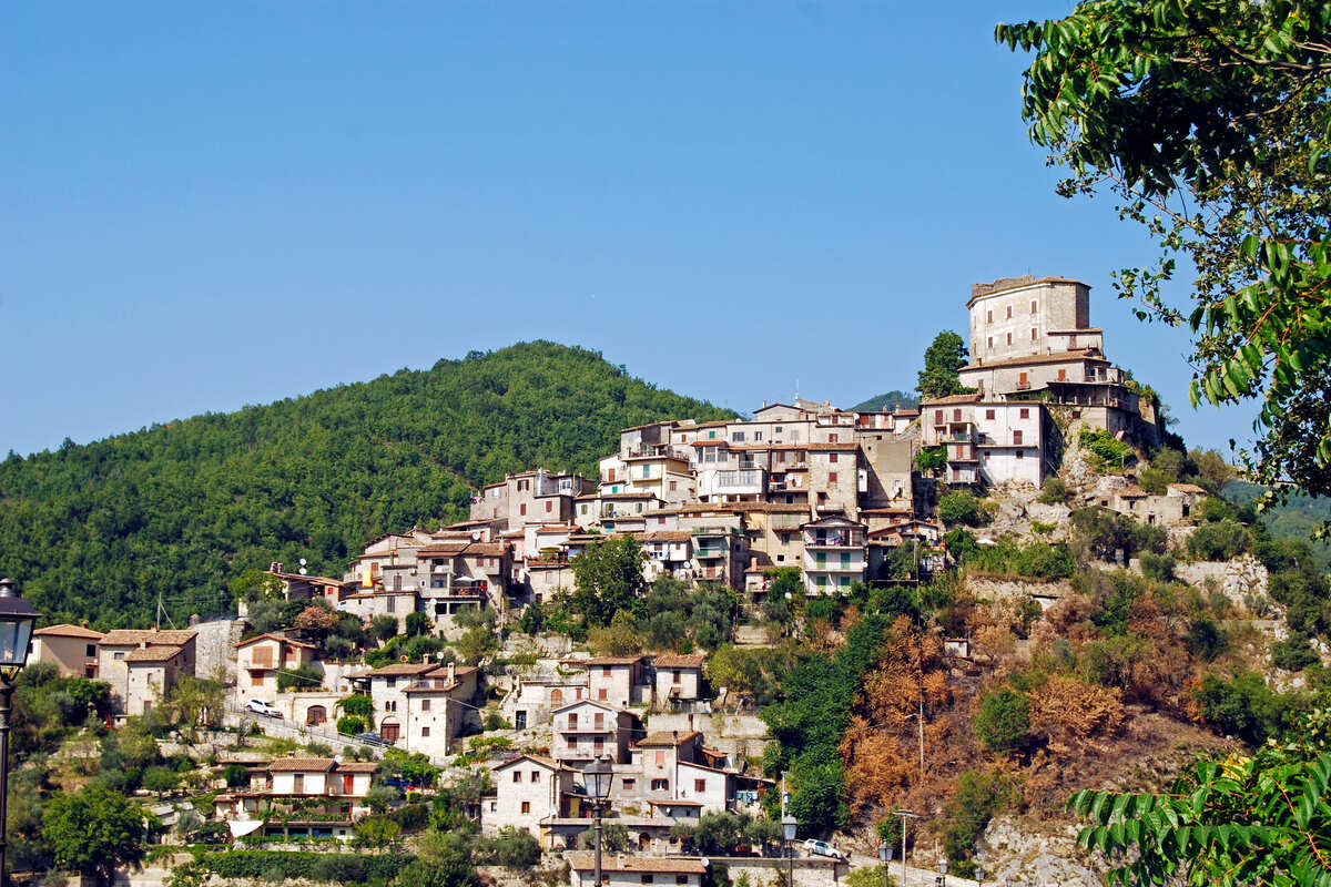 Il borgo di Castel di Tora: il presepe sulle acque si trova nel Lazio