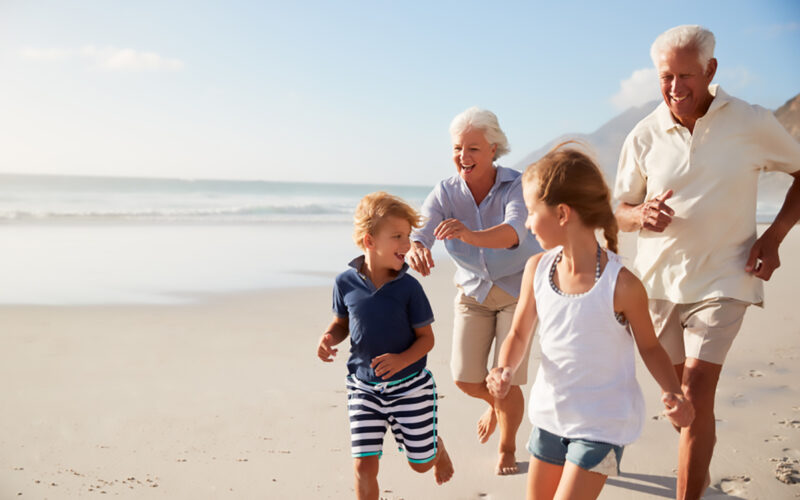 La Festa dei Nonni si celebra il 2 ottobre|La Festa dei Nonni si celebra il 2 ottobre|Nonna e nipote con smartphone