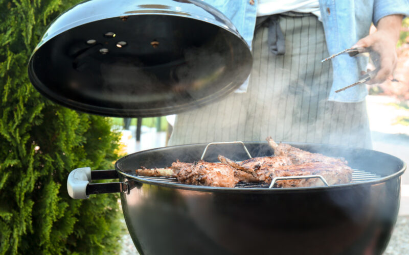 Barbecue in condominio: niente problemi con i vicini!|grigliata di verdure barbecue sul balcone|Frutta e dolci al barbecue