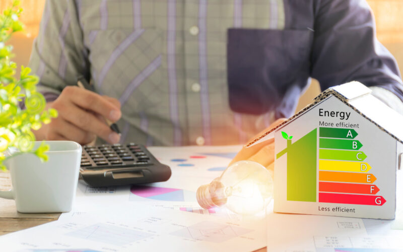 Cinque mosse efficaci per risparmiare sui costi di corrente elettrica