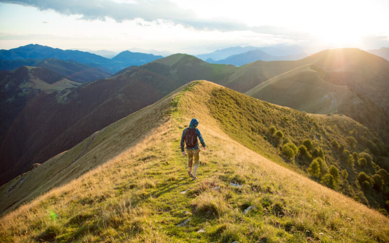 Andare in montagna da soli: ecco come organizzarsi e quali sono i vantaggi