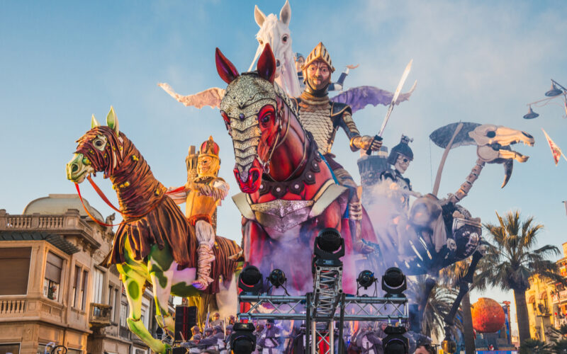 Carnevale di Viareggio: una tradizione millenaria con i carri più grandi del mondo