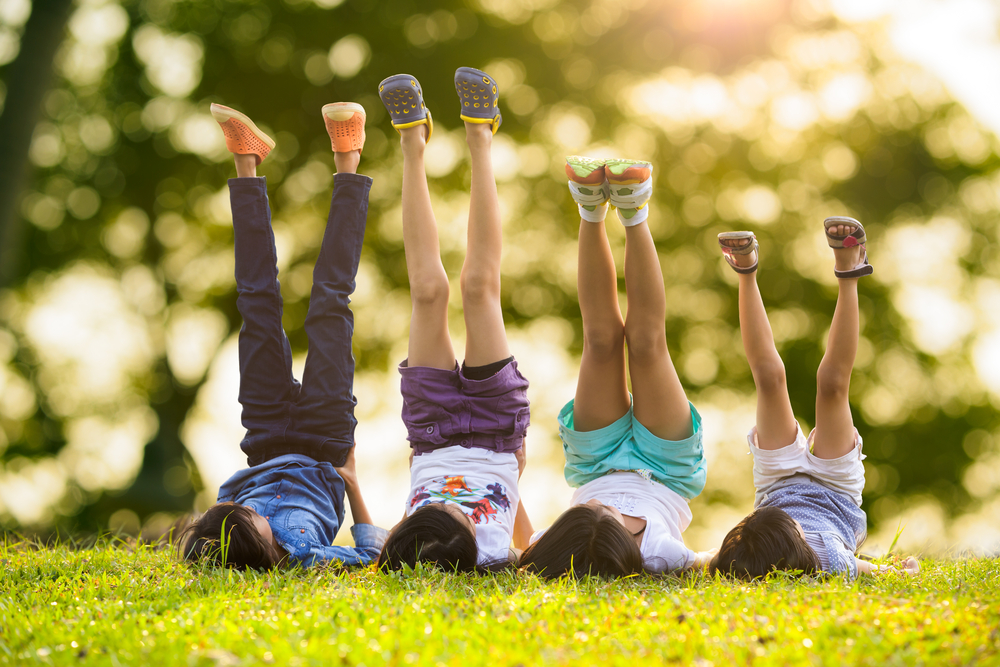 Meno cellulari e più natura per i bambini: salviamo la creatività di domani