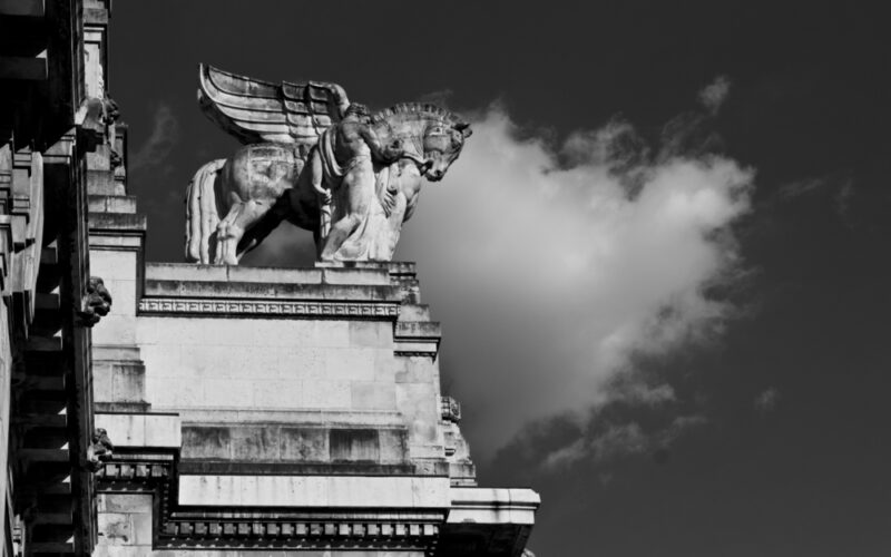 Il fascino e la funzionalità della Stazione Centrale di Milano