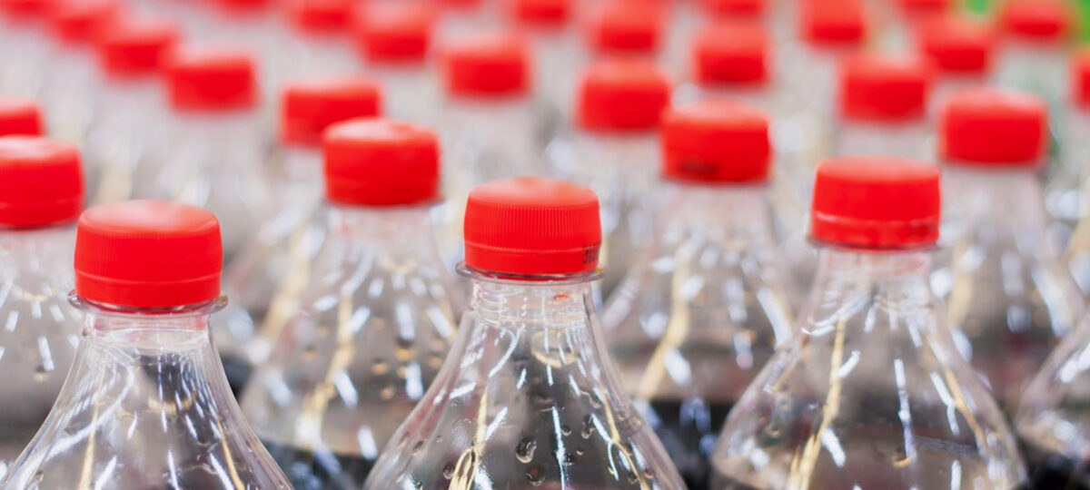 cocacola e bottiglie di plastica|coca cola e bottiglie di plastica