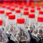 cocacola e bottiglie di plastica|coca cola e bottiglie di plastica