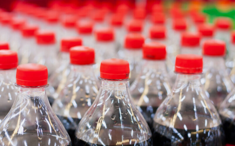 cocacola e bottiglie di plastica|coca cola e bottiglie di plastica