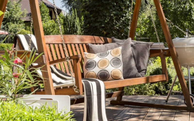 Sedute sospese: design e comfort in giardino