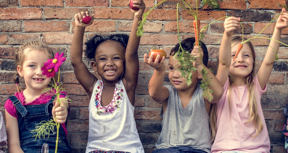 Meno cellulari e più natura per i bambini: salviamo la creatività di domani