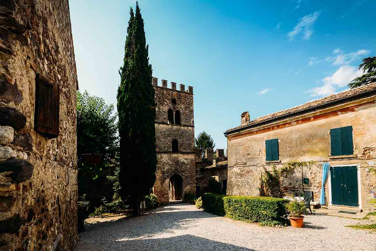 Il borgo di Castellaro Lagusello: atmosfere virgiliane