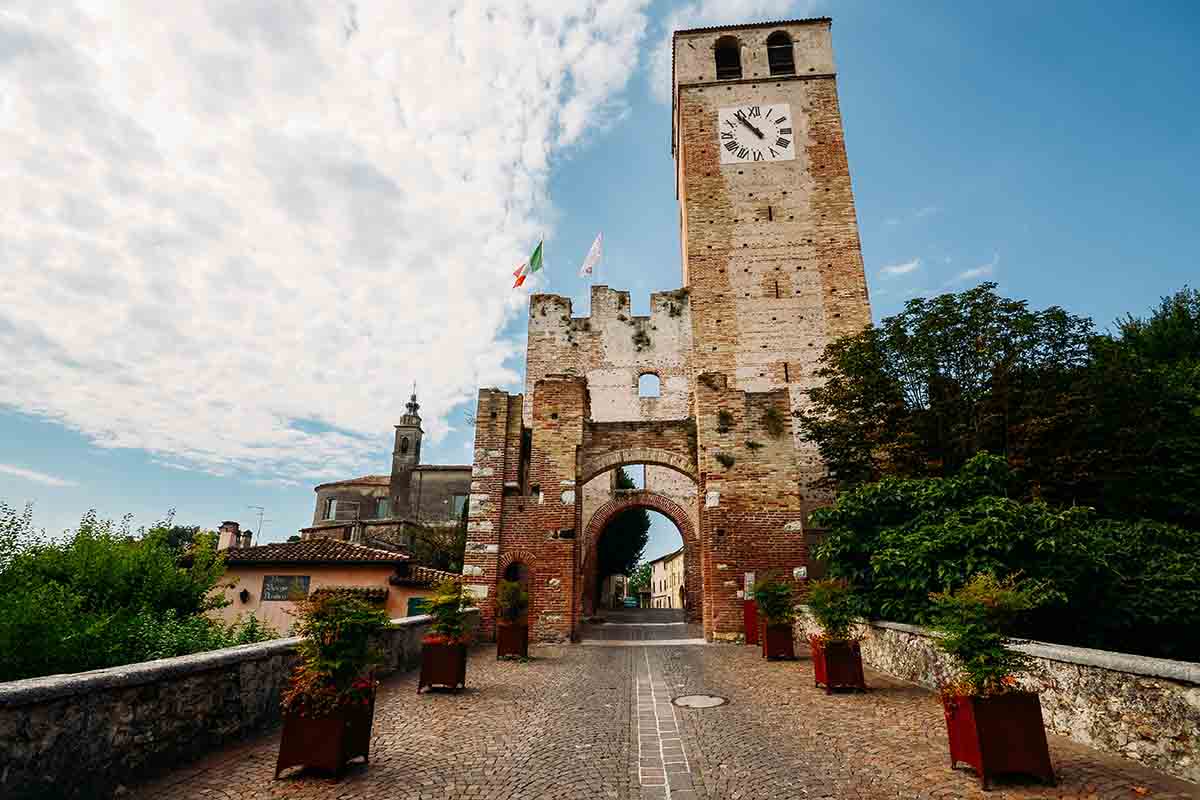 Il borgo di Castellaro Lagusello: atmosfere virgiliane