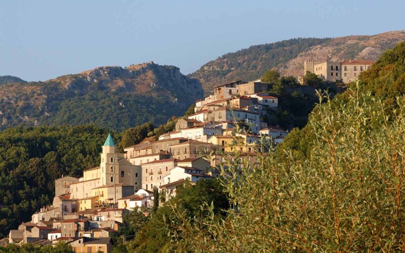 Il borgo di Viggianello: dove fioriscono le ginestre