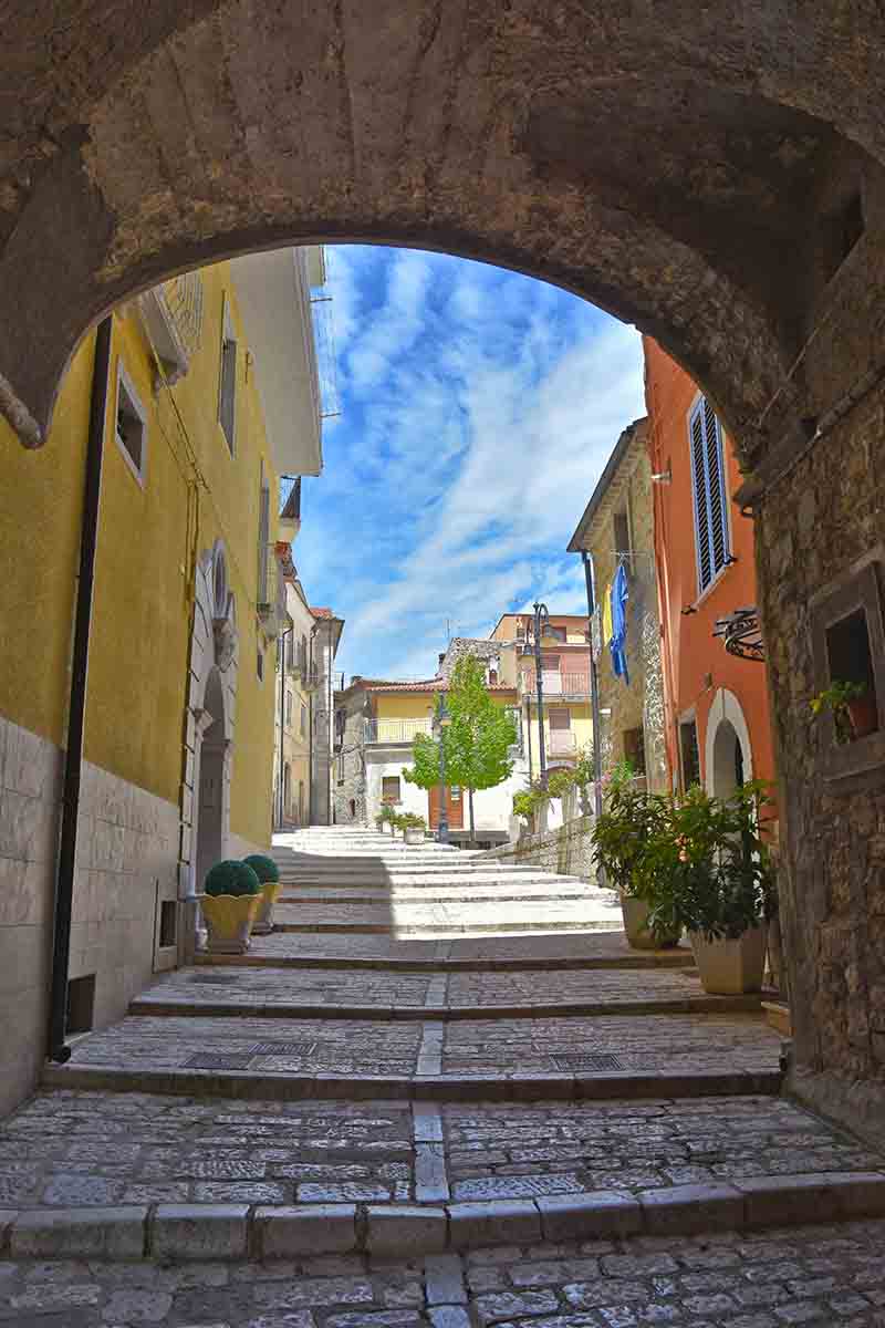 Il borgo di Frosolone: natura e storia tra le rocce della Morgia Quadra