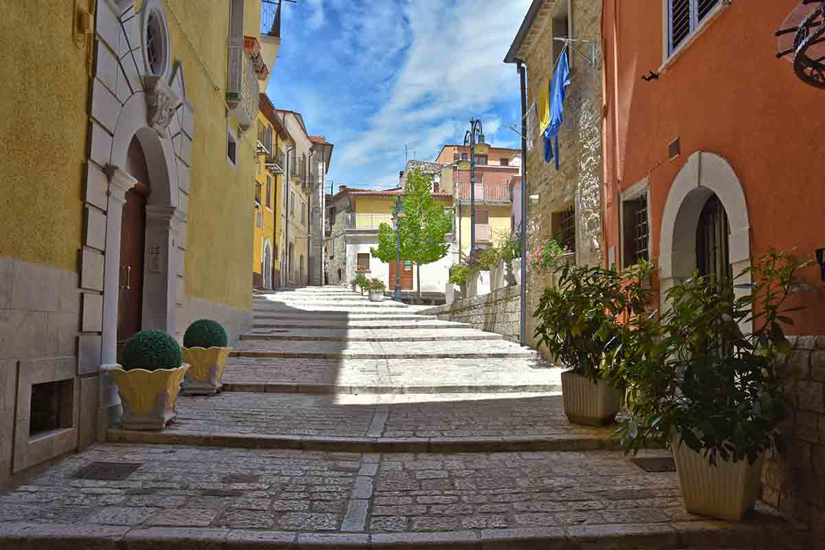 Il borgo di Frosolone: natura e storia tra le rocce della Morgia Quadra