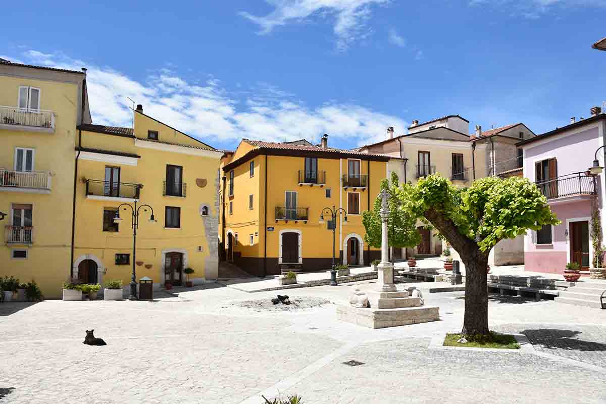 Il borgo di Frosolone: natura e storia tra le rocce della Morgia Quadra