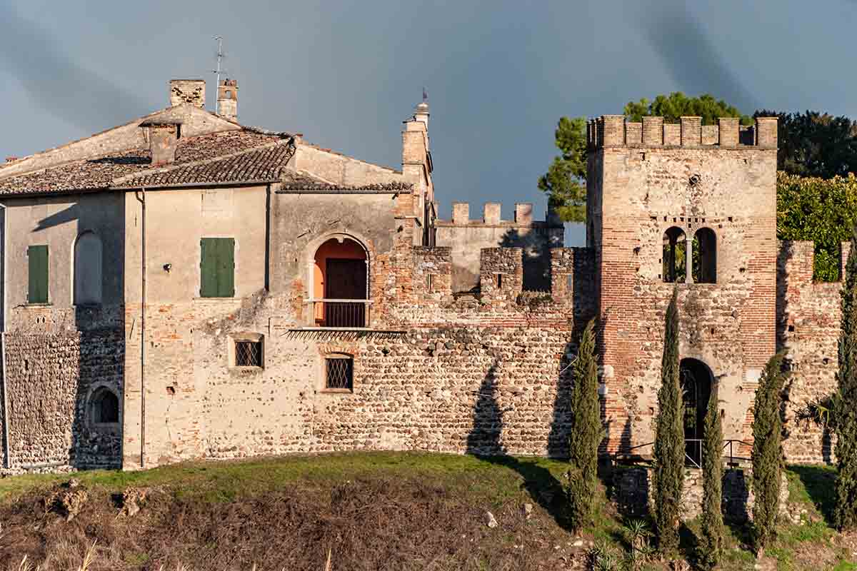 Il borgo di Castellaro Lagusello: atmosfere virgiliane