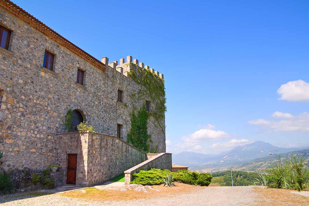 Il borgo di Viggianello: dove fioriscono le ginestre