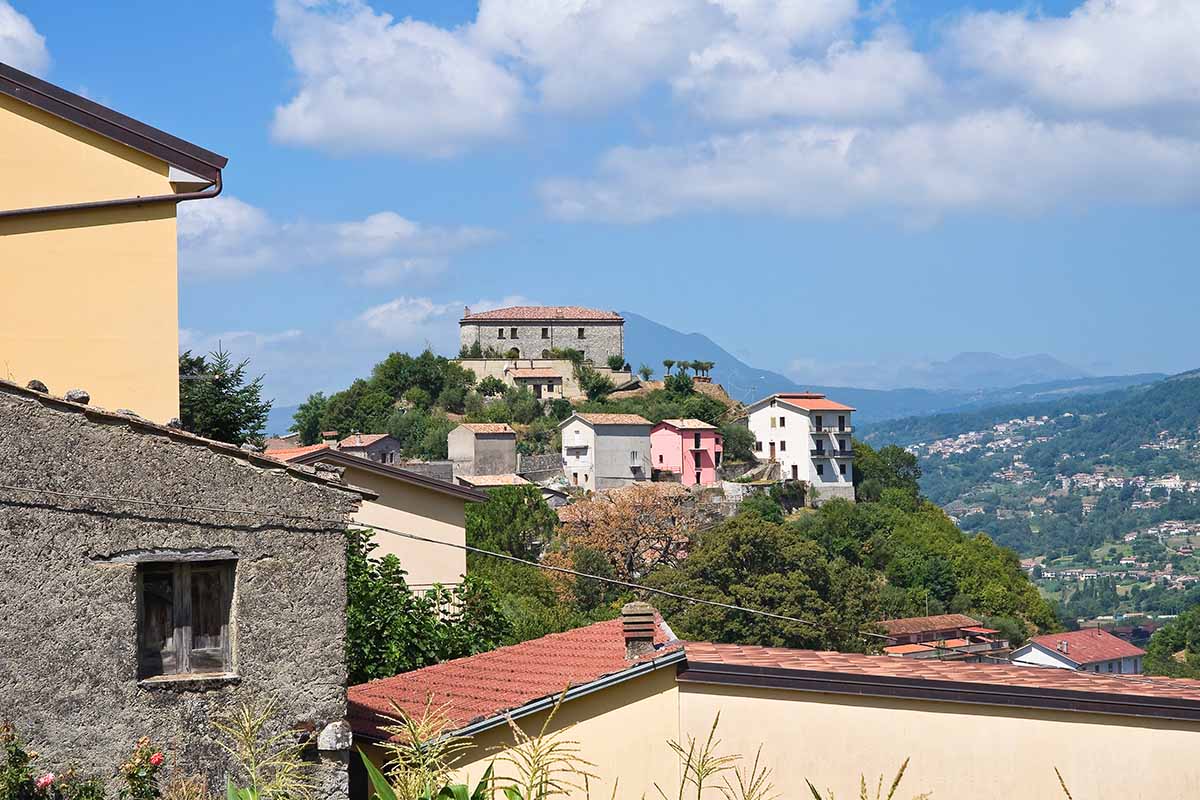 Il borgo di Viggianello: dove fioriscono le ginestre