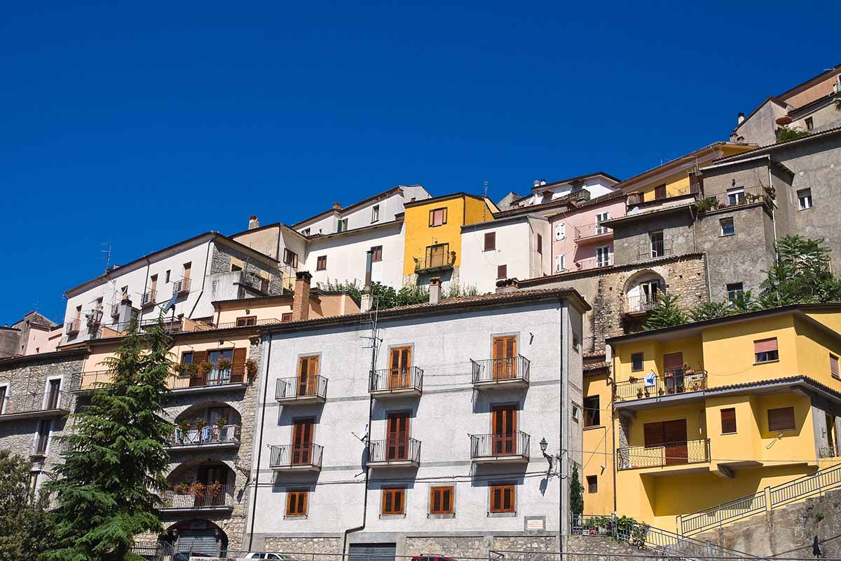 Il borgo di Viggianello: dove fioriscono le ginestre