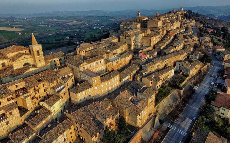 Il borgo di Treia||Il borgo di Treia|