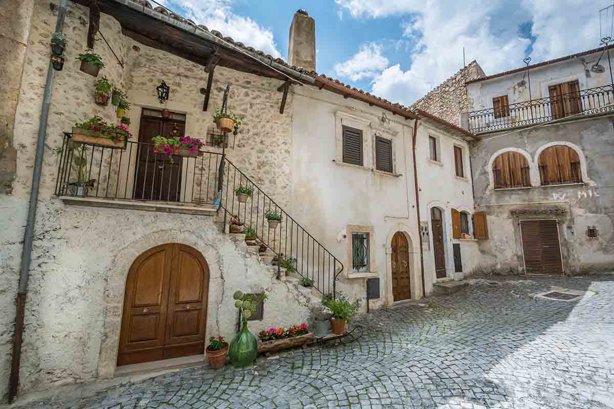 Il borgo di Castel del Monte: natura e storia nella capitale dei pastori