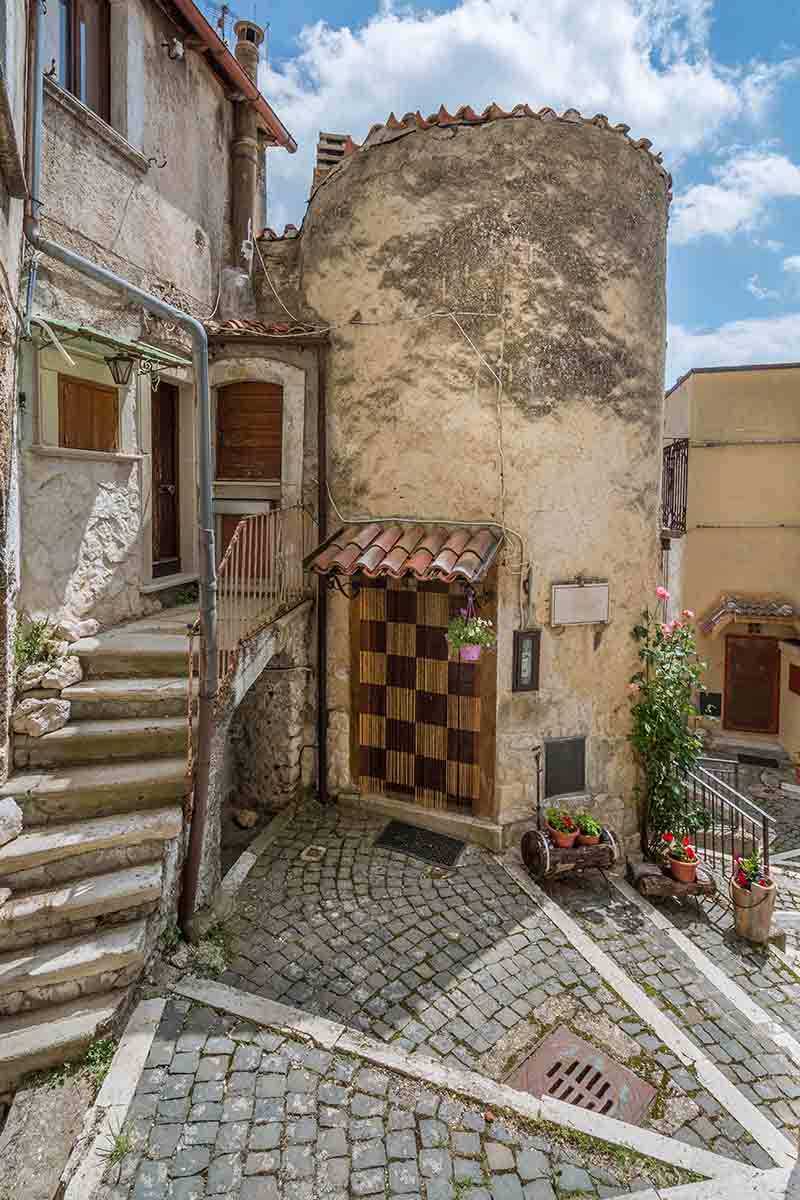 Il borgo di Castel del Monte: natura e storia nella capitale dei pastori