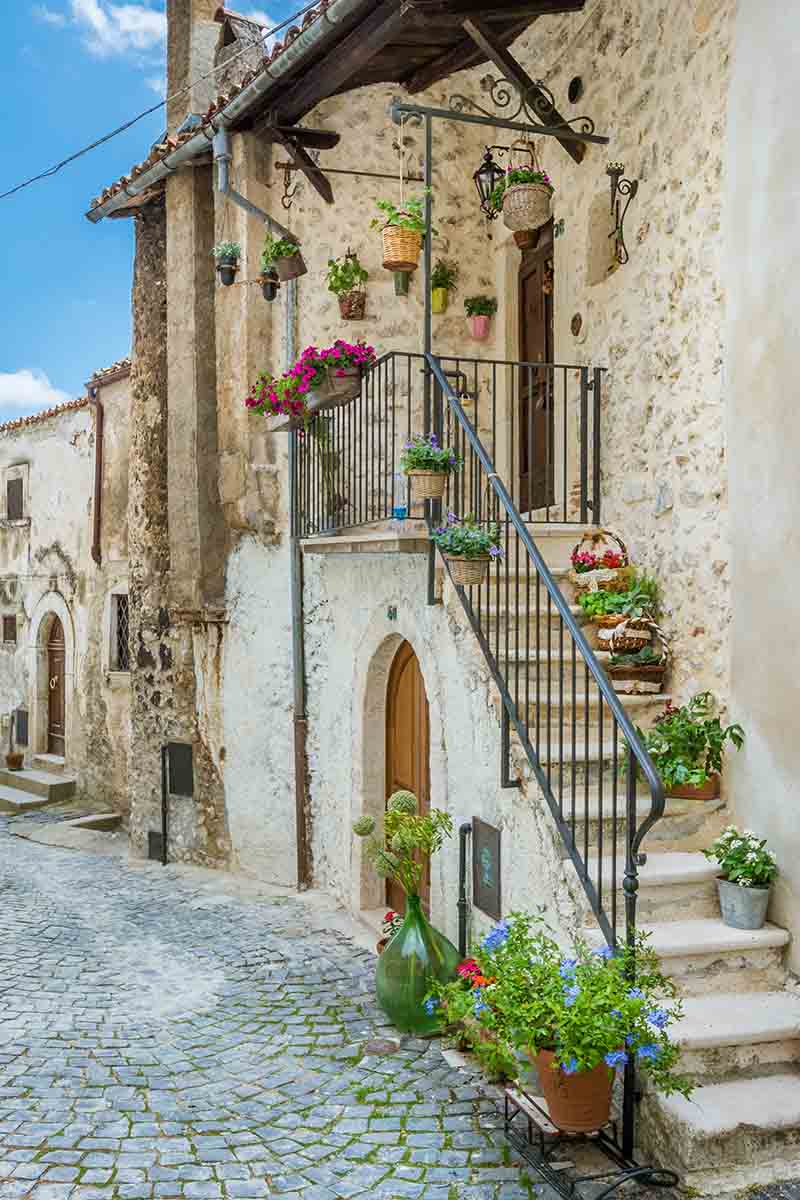 Il borgo di Castel del Monte: natura e storia nella capitale dei pastori