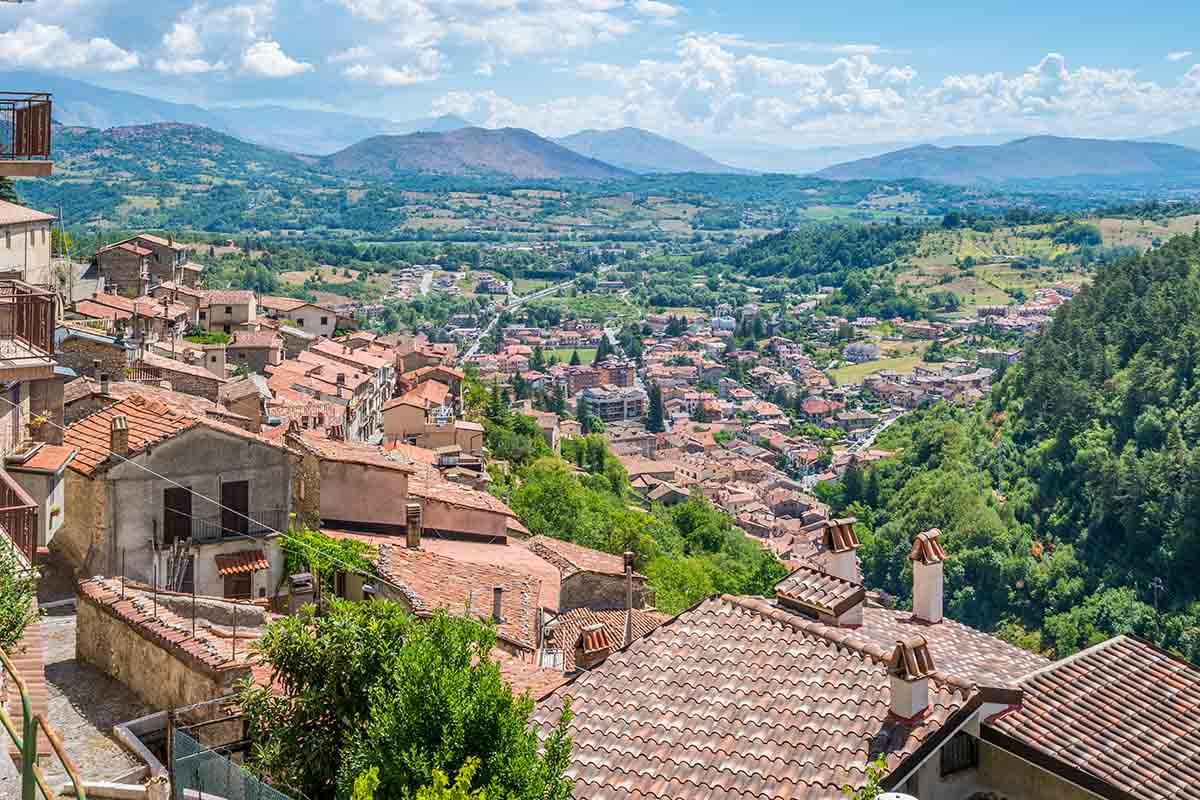 Il borgo di Castel del Monte: natura e storia nella capitale dei pastori