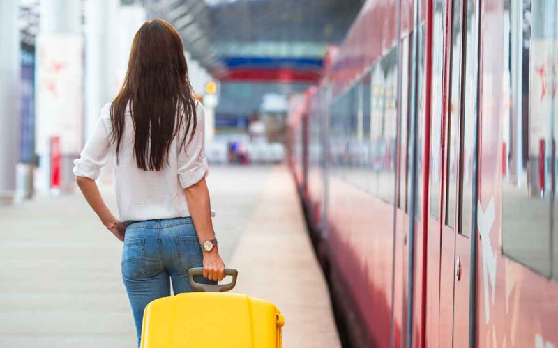 Viaggiare in treno: vantaggi e benefici rispetto all’aereo