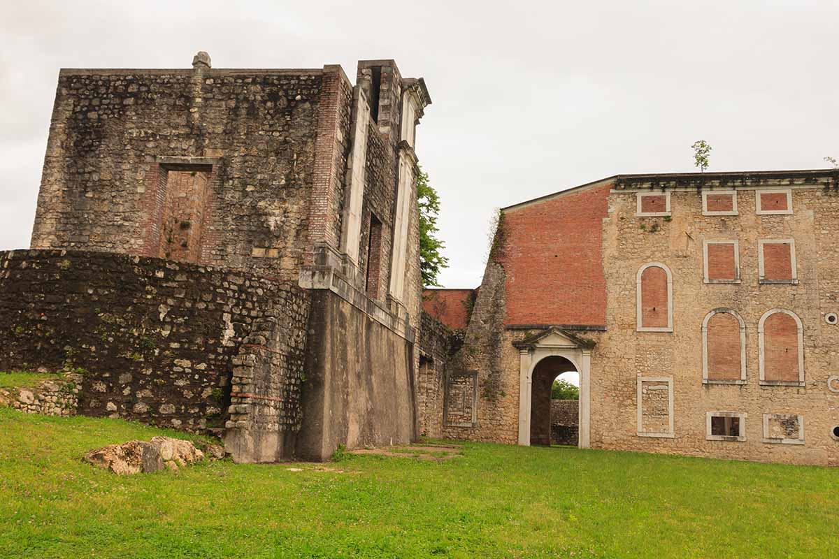 Il borgo di Polcenigo: acque fresche e ritmi lenti