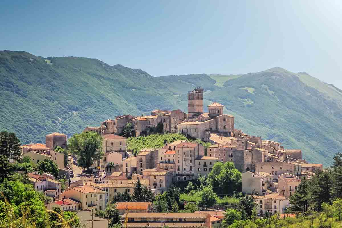 Il borgo di Castel del Monte: natura e storia nella capitale dei pastori