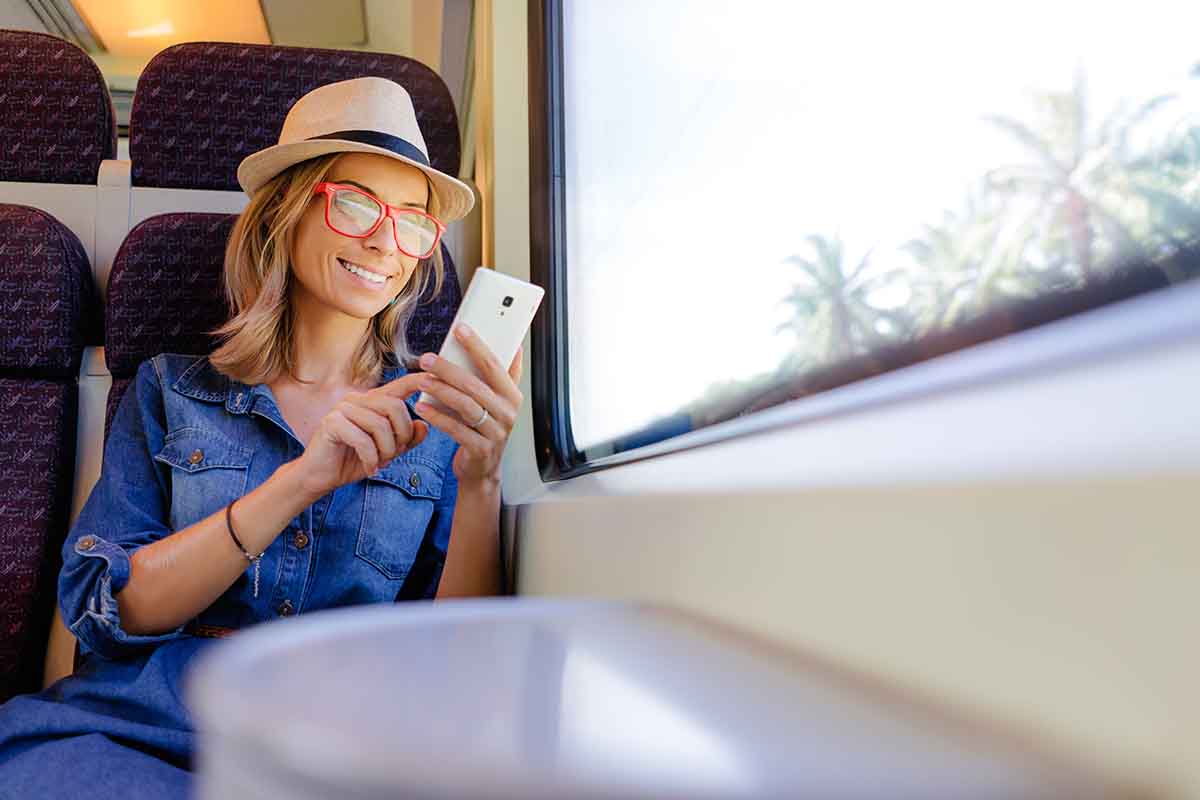 Viaggiare in treno: vantaggi e benefici rispetto all’aereo