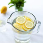 bere acqua e limone fa bene alla salute?|bere acqua e limone fa bene