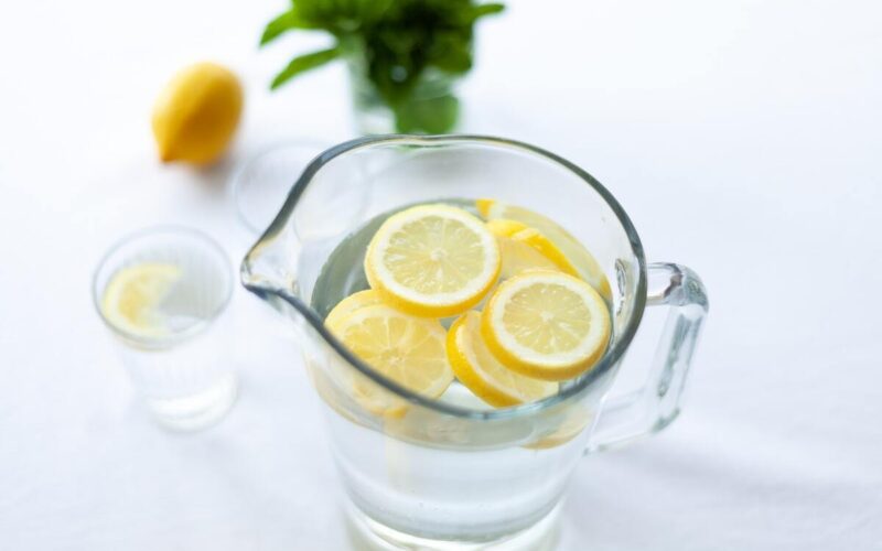 bere acqua e limone fa bene alla salute?|bere acqua e limone fa bene