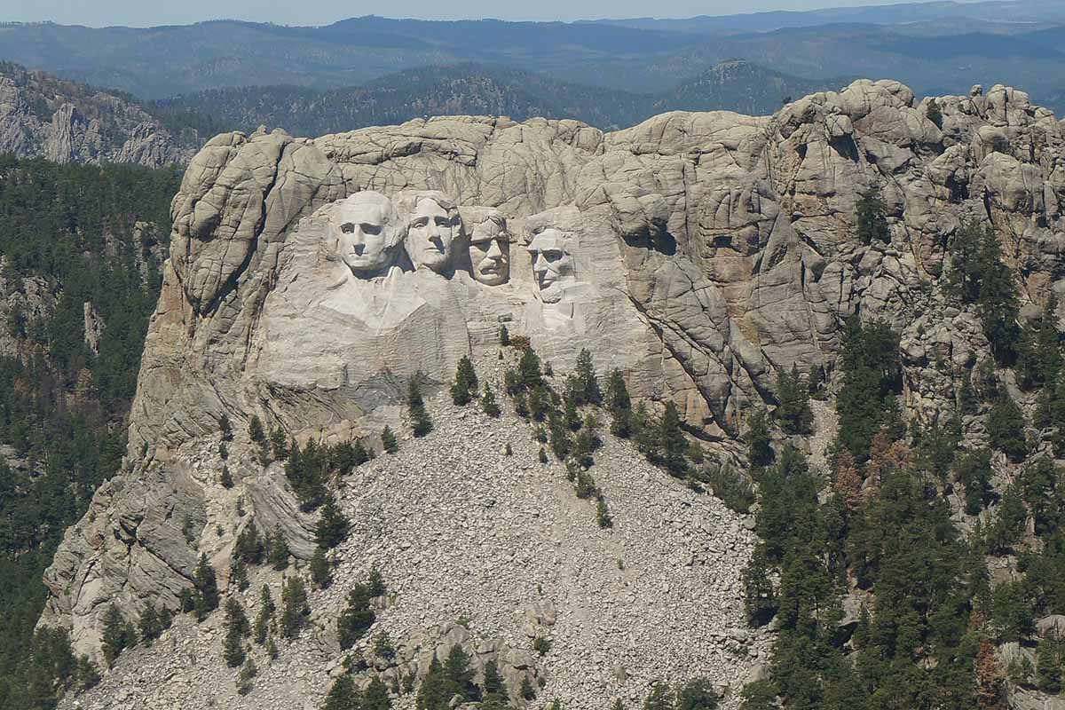 Chi sono le persone scolpite nella roccia del monte Rushmore?