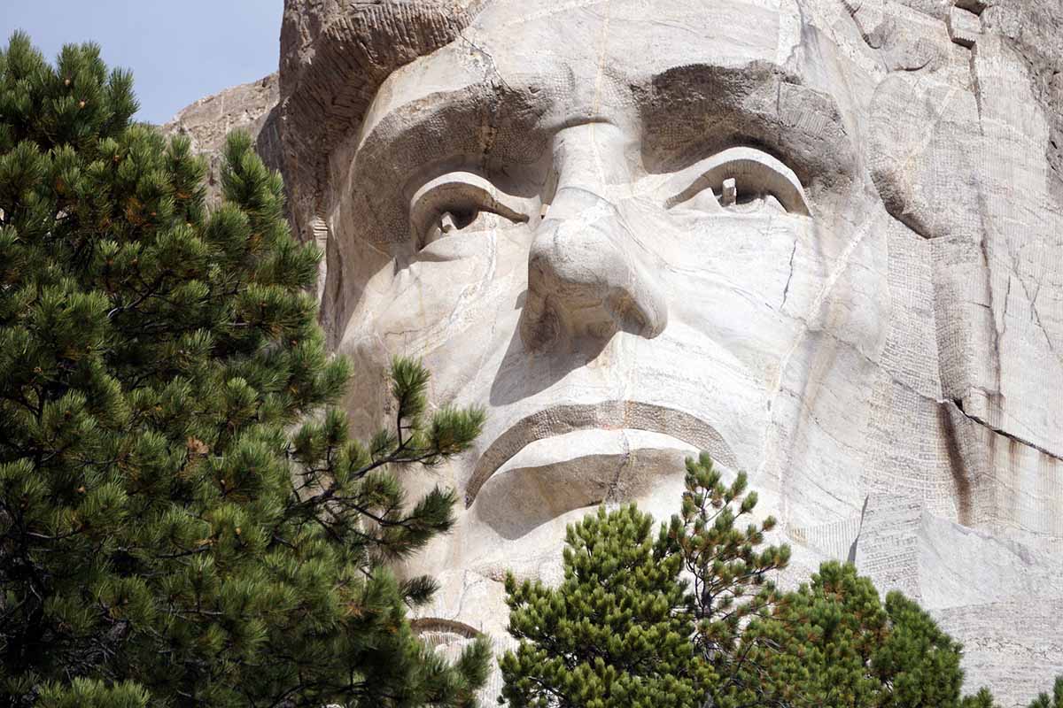 Chi sono le persone scolpite nella roccia del monte Rushmore?