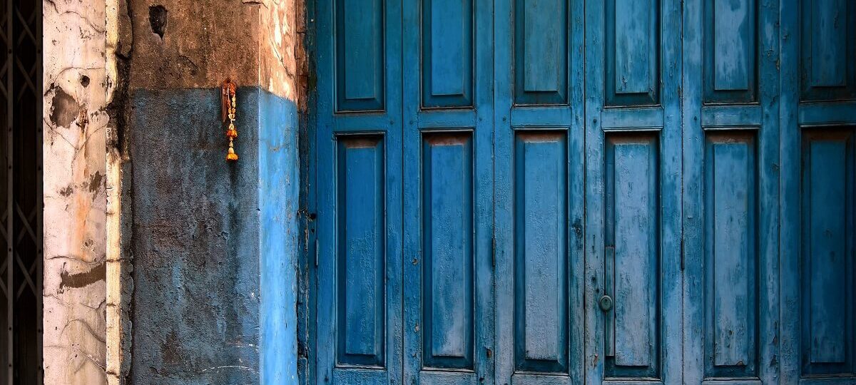 verniciare una vecchia porta di legno 2|verniciare una vecchia porta di legno|verniciare una vecchia porta di legno unsplash