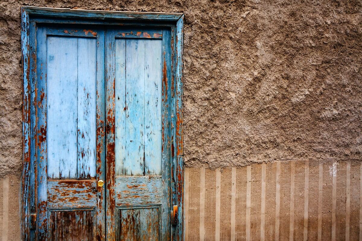 verniciare una vecchia porta di legno unsplash