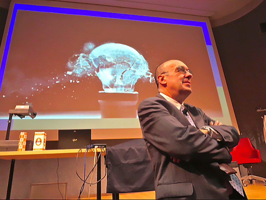 Vittorio Marchis, docente al Politecnico di Torino, nello spettacolo "Anatomia di una bicicletta" - Foto di Claudio Pasqua 