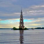 Campanile solitario in mezzo all’acqua: tra meraviglia e mistero|Campanile solitario in mezzo all’acqua: tra meraviglia e mistero