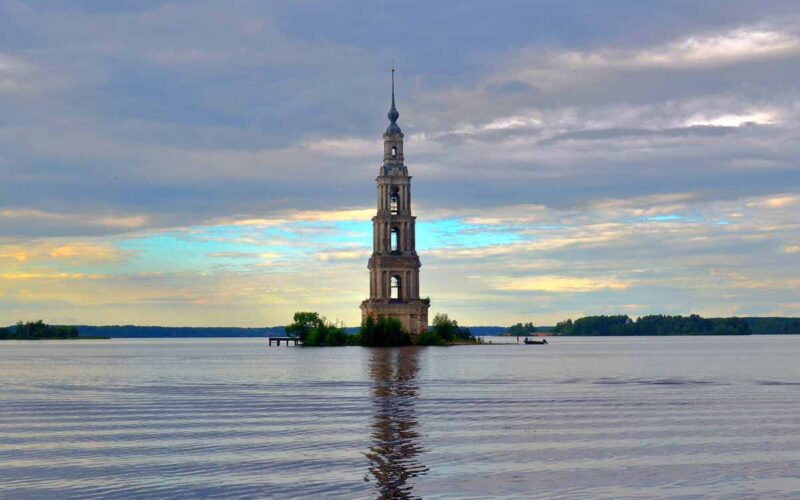 Campanile solitario in mezzo all’acqua: tra meraviglia e mistero