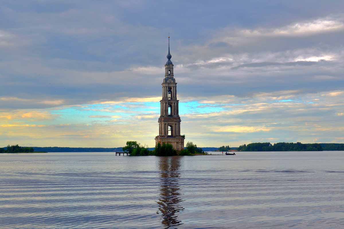 Campanile solitario in mezzo all’acqua: tra meraviglia e mistero