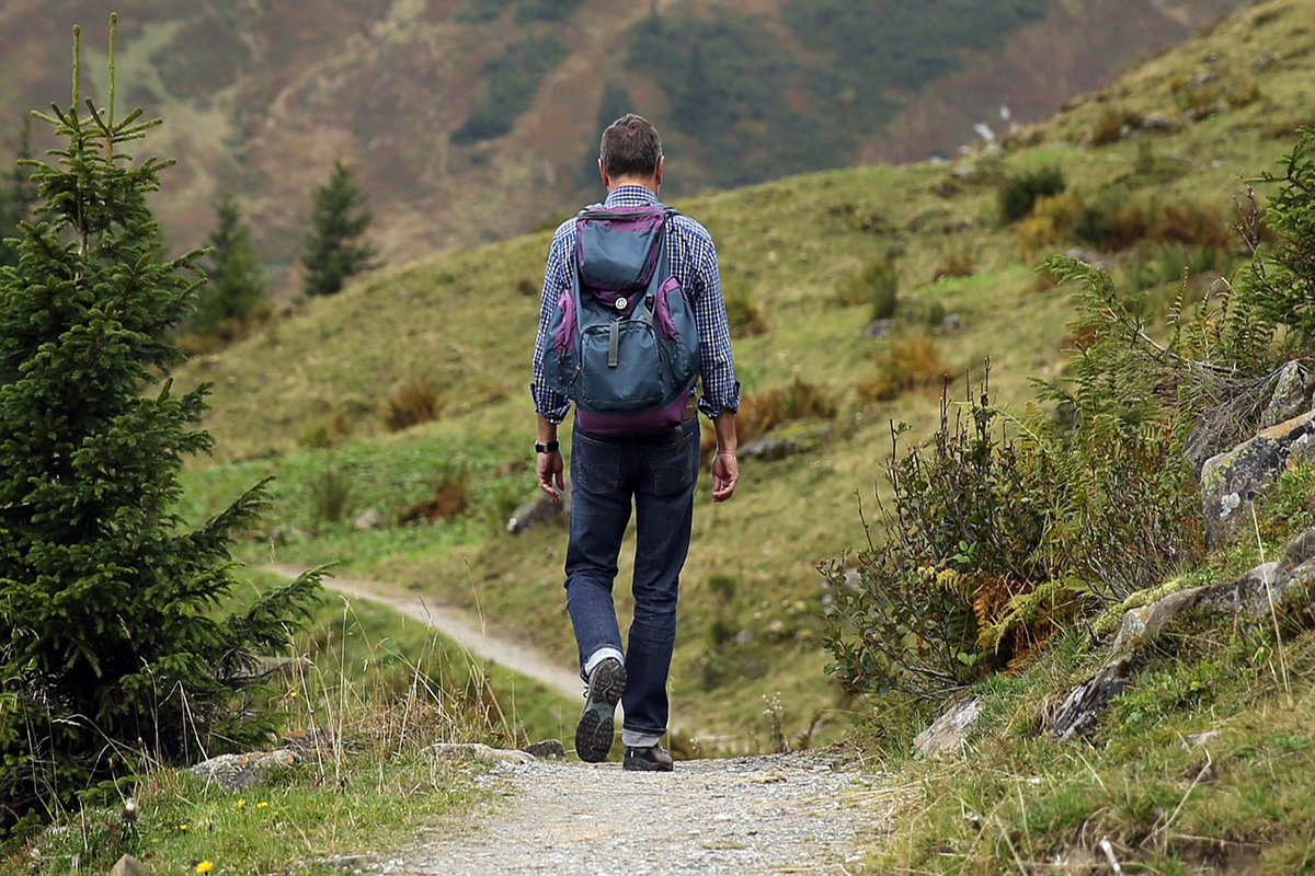 Cammino in pellegrinaggio, camminare nella natura