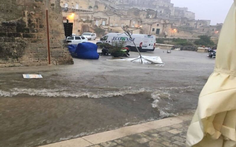 Bomba d’acqua a Matera: le strade diventano fiumi