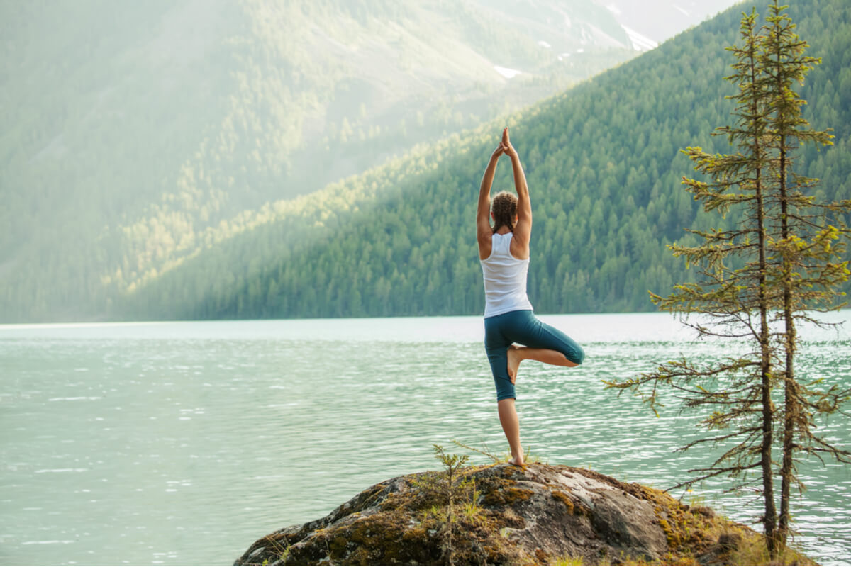 Unire le passeggiate allo yoga